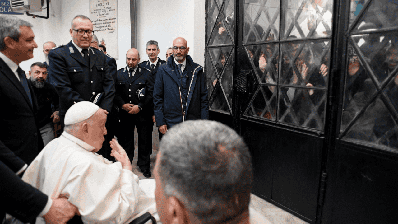 Papa Francisco visita cárcel romana Regina Coeli para celebrar Jueves Santo