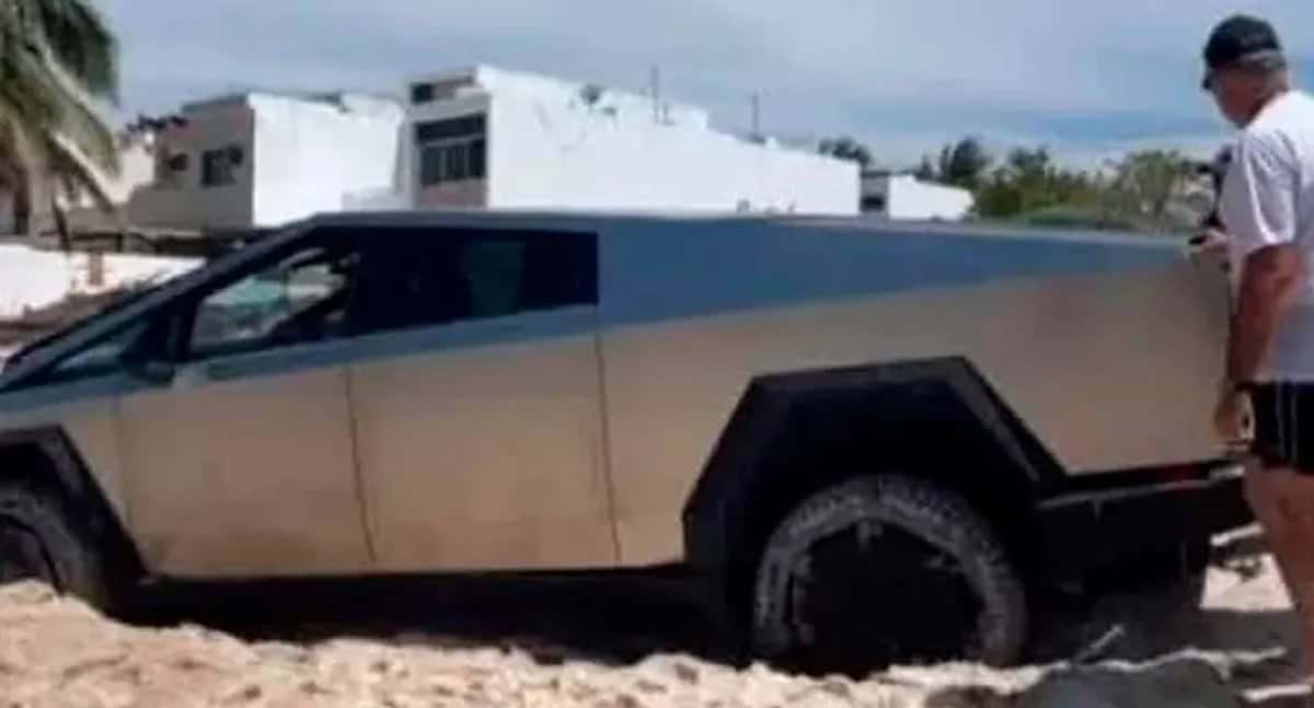 Cybertruck queda atrapada en playa protegida de Yucatán