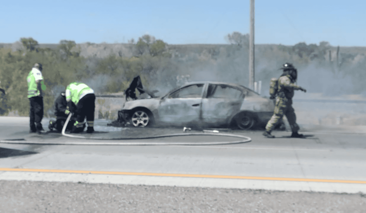 Se incendia vehículo en la carretera Magdalena-Santa Ana