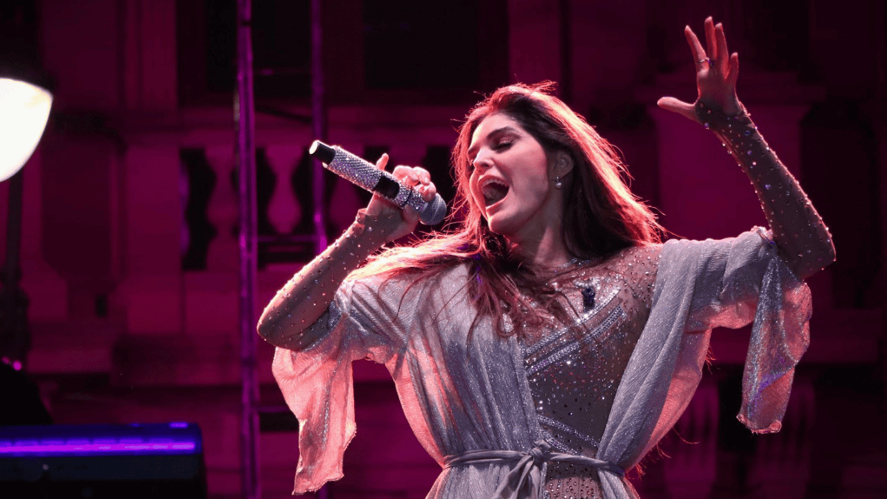 Ana Bárbara rompe en llanto durante concierto al hablar de problemas familiares