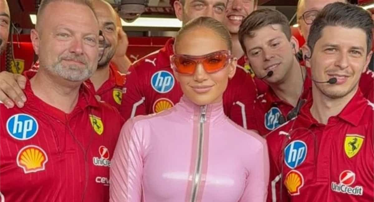 JLo sorprende en la F1 con atuendo rosa al estilo Power Ranger