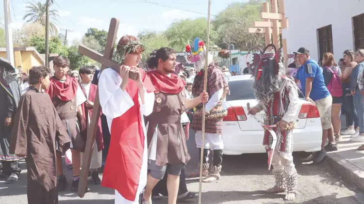 Escenifican viacrusis fieles y yaquis. (Foto: Jesús Ballesteros / EXPRESO)