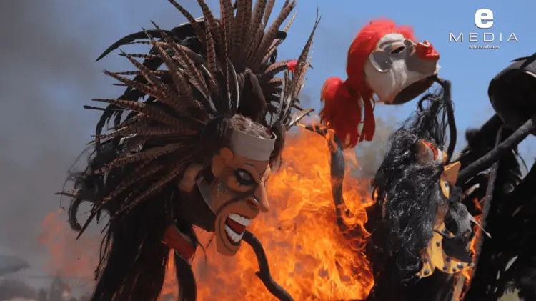 Durante el Sábado de Gloria, fariseos yaquis en Hermosillo queman sus máscaras. (Foto: Jorge Flores)