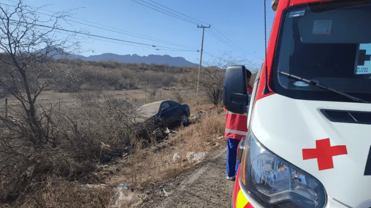Paramédicos de la Cruz Roja acudieron al lugar para brindar atención prehospitalaria al conductor.