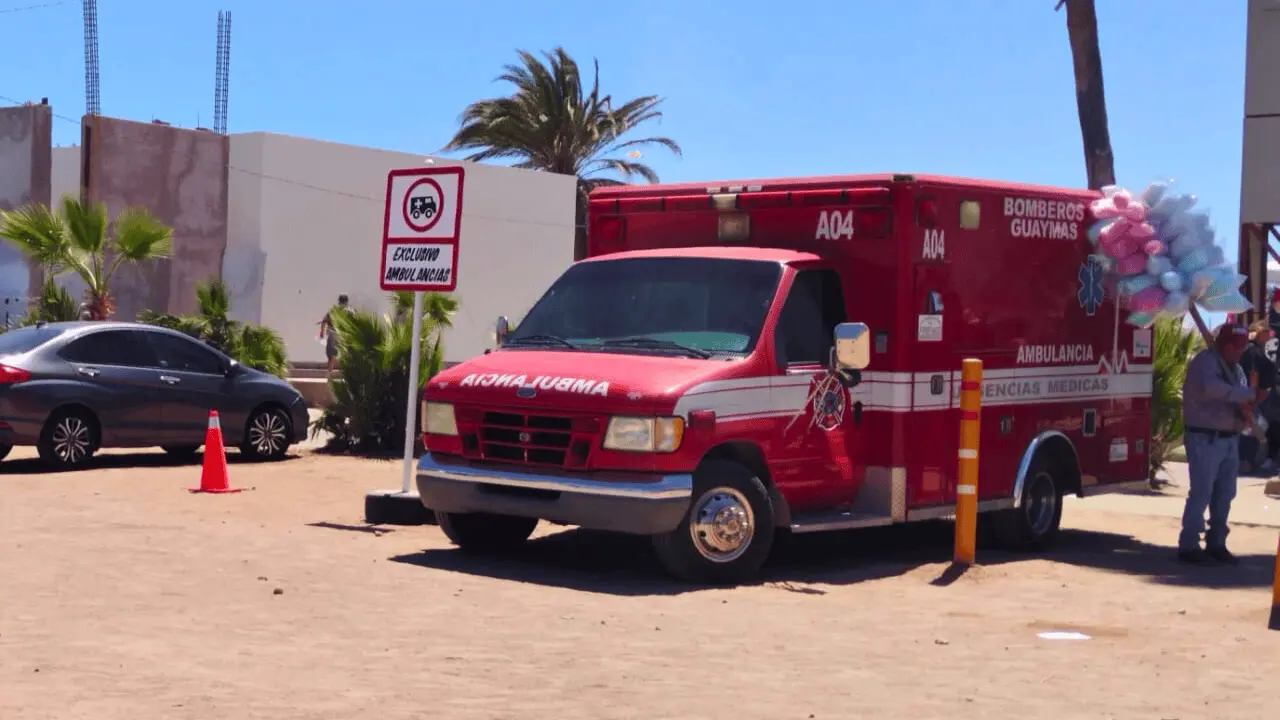 Bomberos rescatan a hombre atrapado por el oleaje en Guaymas