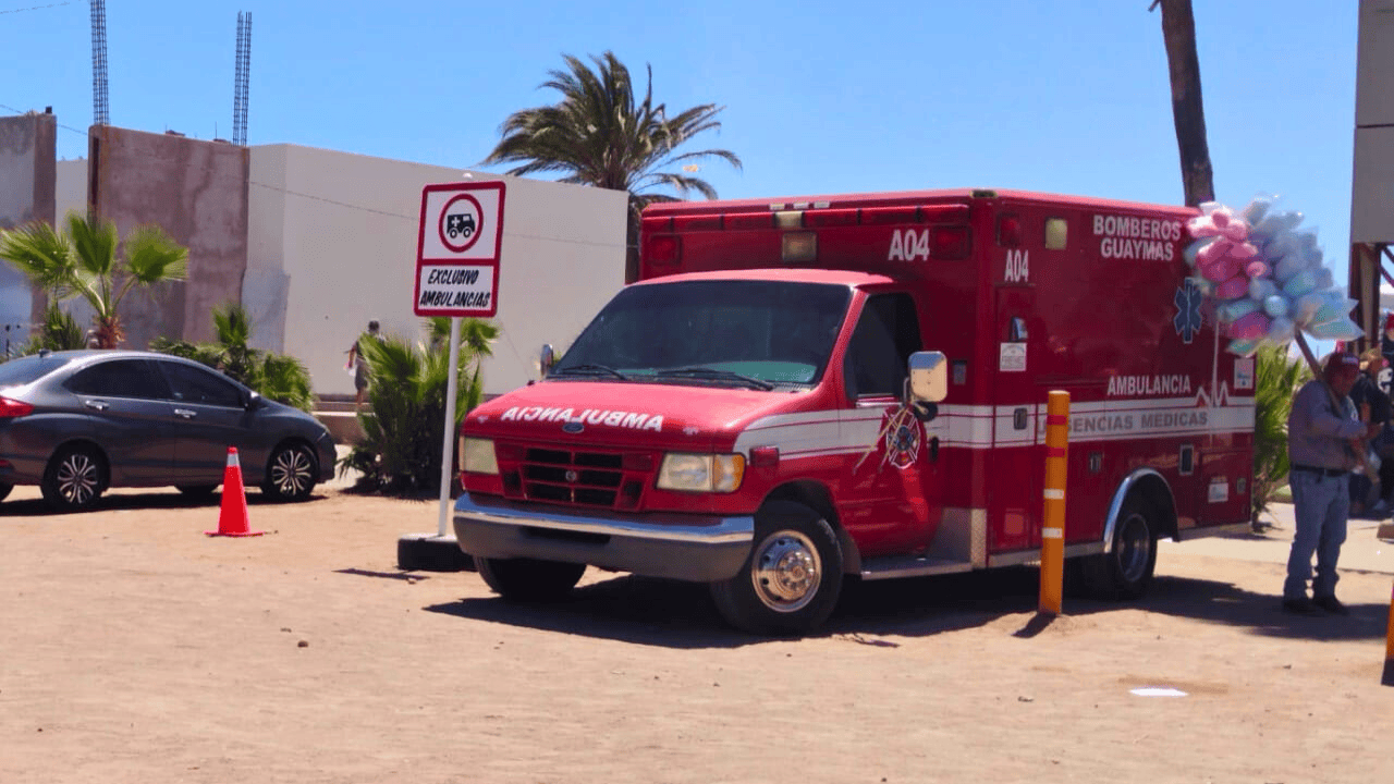 Bomberos rescatan a hombre atrapado por el oleaje en Guaymas