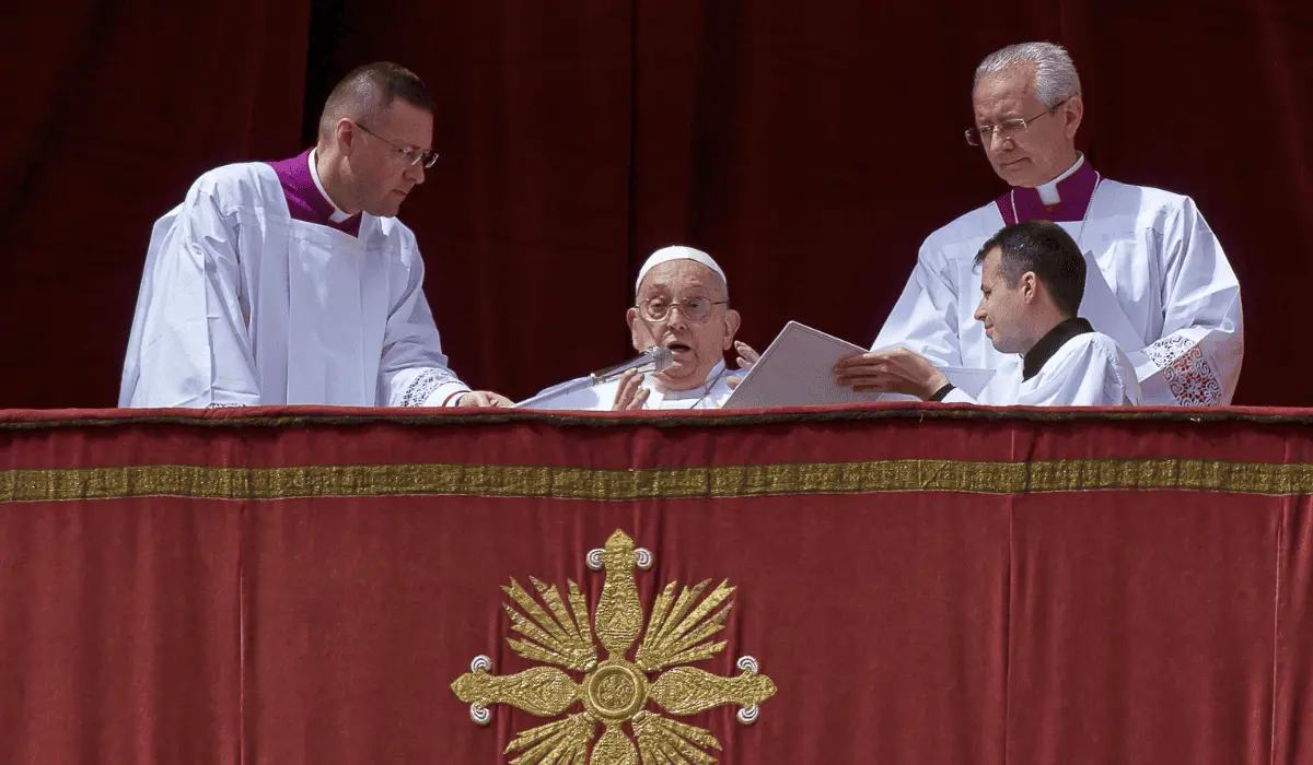 Papa Francisco reaparece para el Urbi et Orbi y pide la paz global