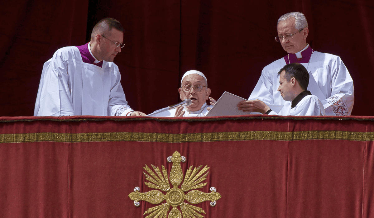 Papa Francisco reaparece para el Urbi et Orbi y pide la paz global