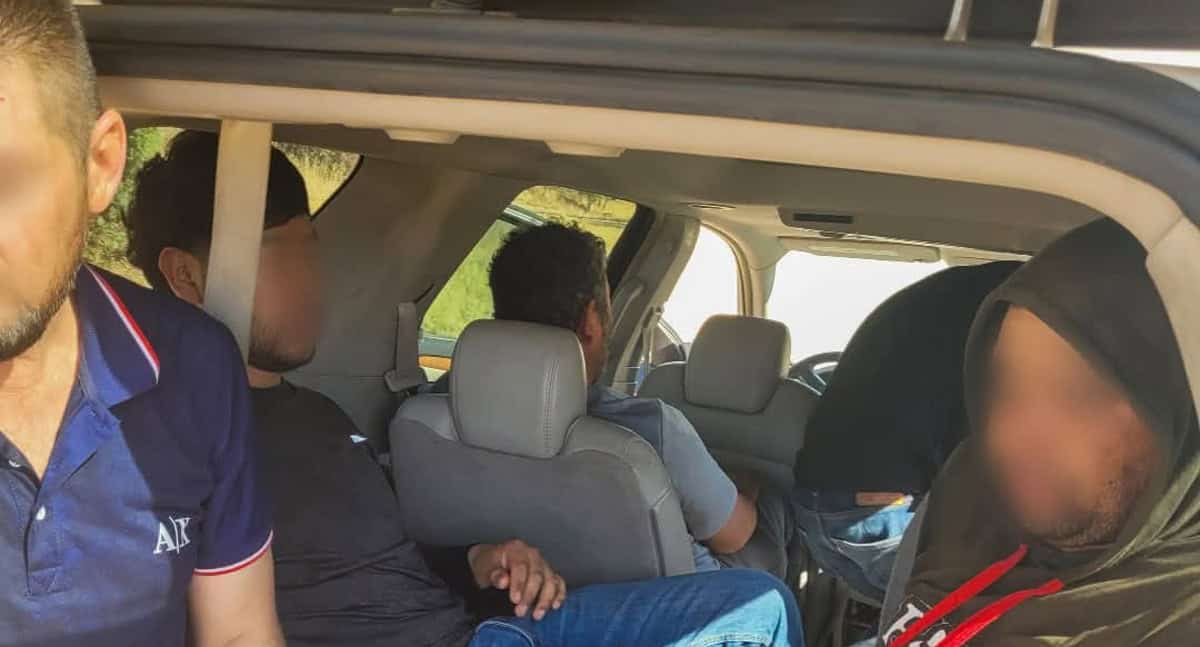 Detienen a 9 indocumentados escondidos en vehículo en estación Sonoyta