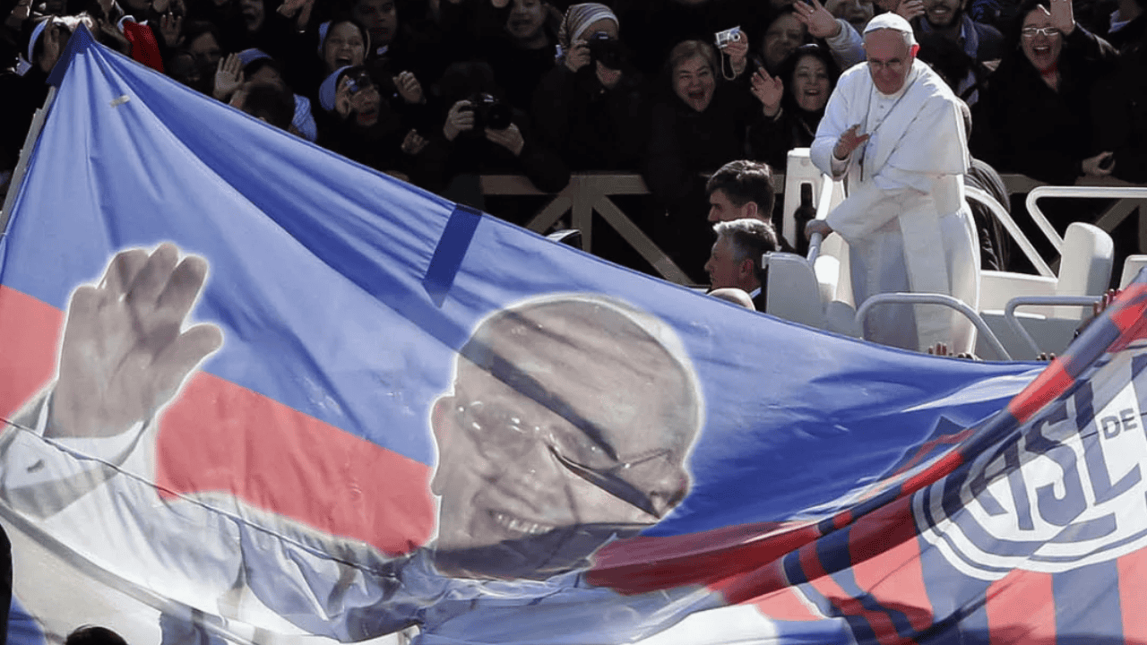 Equipos de futbol se unen para despedir al Papa Francisco
