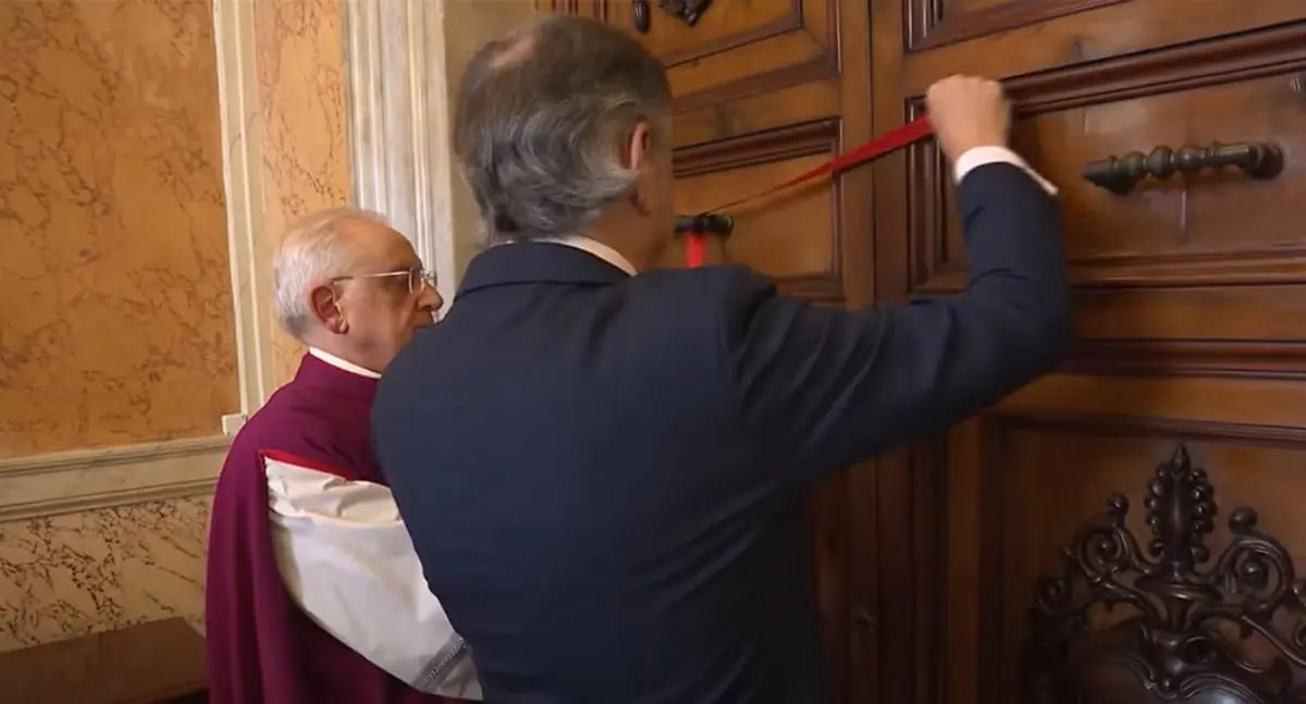 Sellan aposento del Papa Francisco tras constatar su muerte en Santa Marta