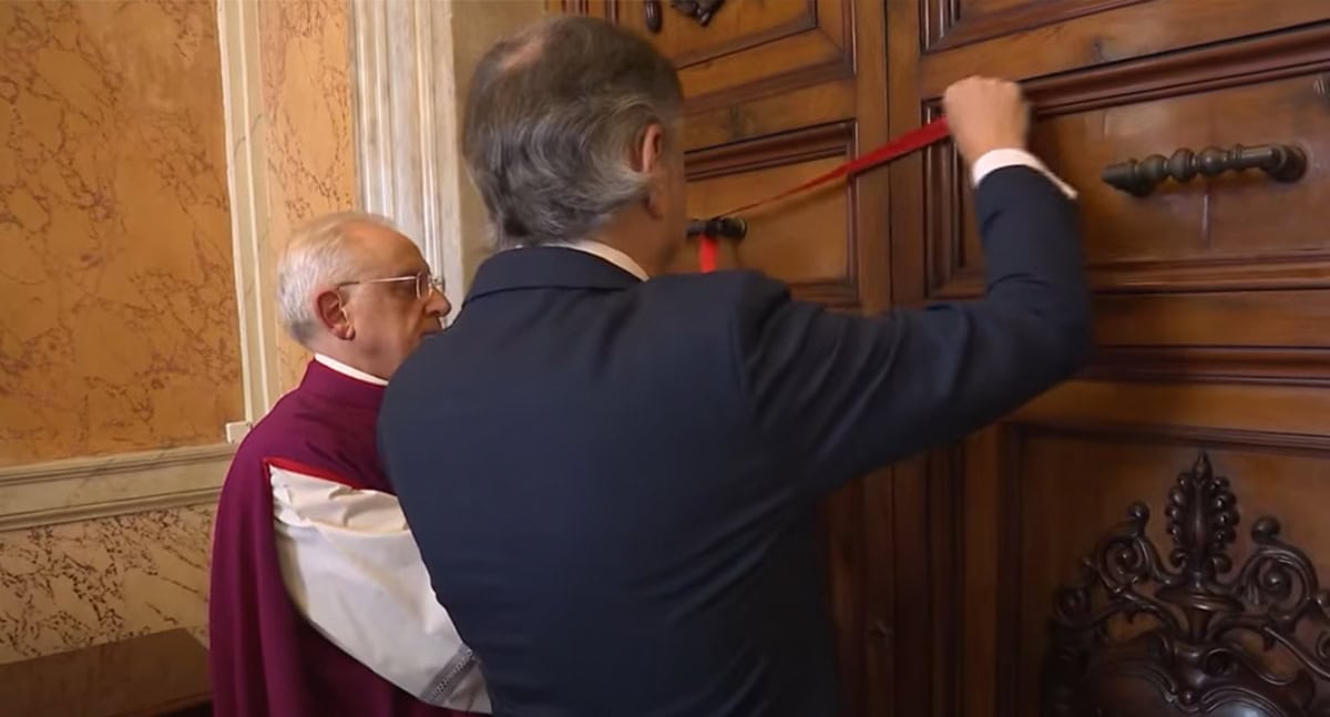 Sellan aposento del Papa Francisco tras constatar su muerte en Santa Marta