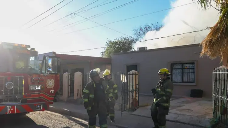 Los apagafuegos atendieron el siniestro. (Foto: Cristian Ruíz / EXPRESO)