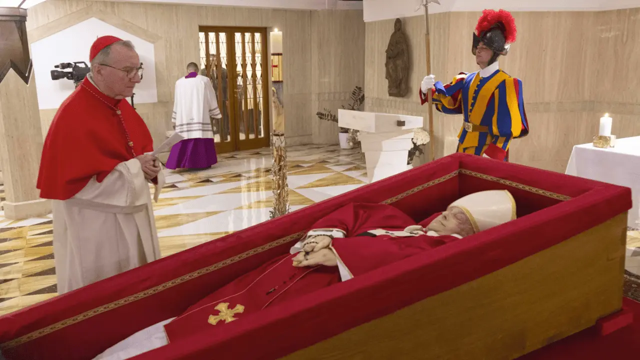 Vaticano publica imágenes del papa Francisco en su ataúd