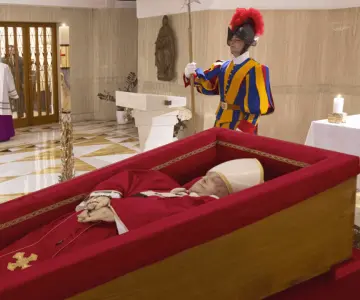 Vaticano publica imágenes del papa Francisco en su ataúd