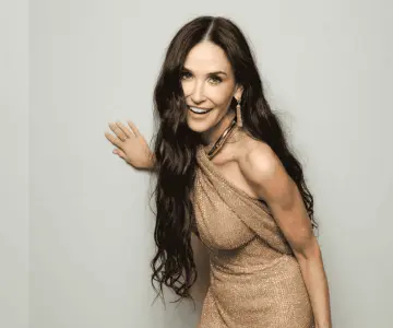 Nombran a Demi Moore como la Mujer más bella del mundo de 2025
