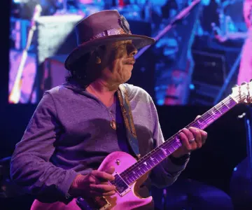 Revelan que Carlos Santana sufrió deshidratación