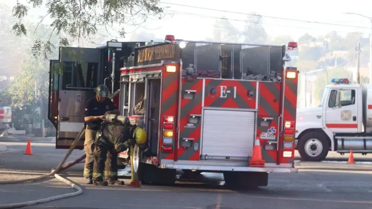 Elementos de bomberos sofocan incendio. (Foto: Ramón Munguía / EXPRESO)