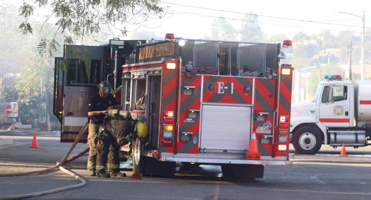 Bomberos atienden incendio en la Café Combate