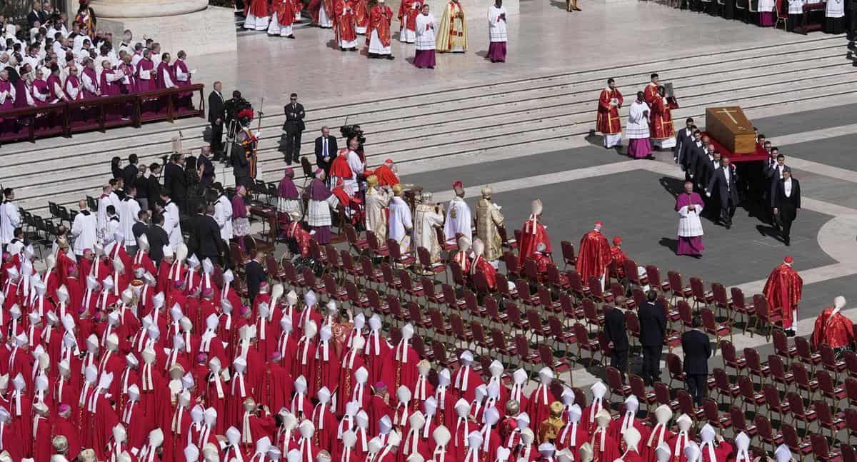 Multitud despide al papa Francisco en Roma