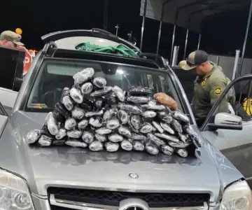 Pareja fue detenida con cargamento de metanfetamina