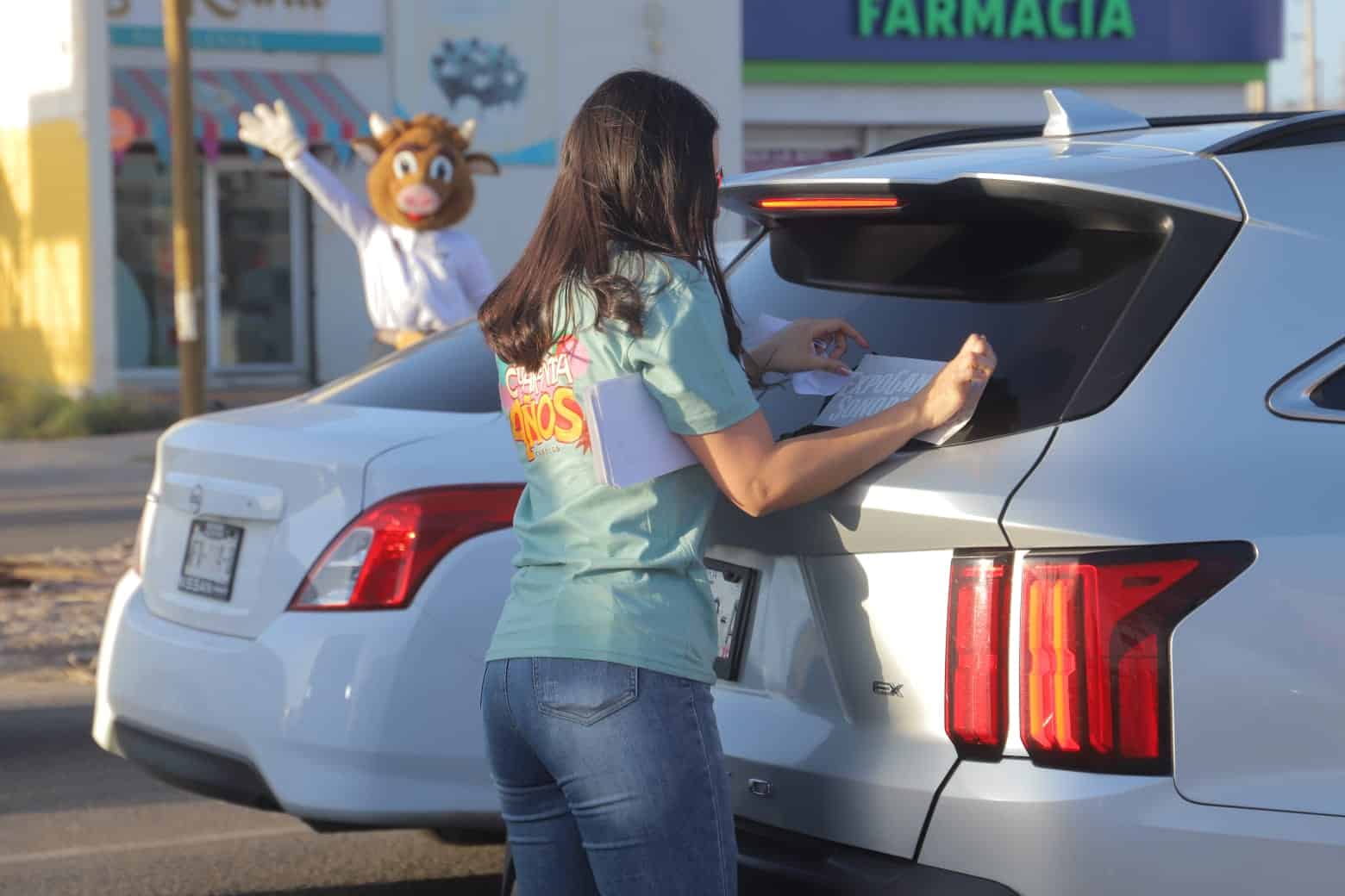 Porristas pegan calcas de la ExpoGan Sonora 2025 en Hermosillo