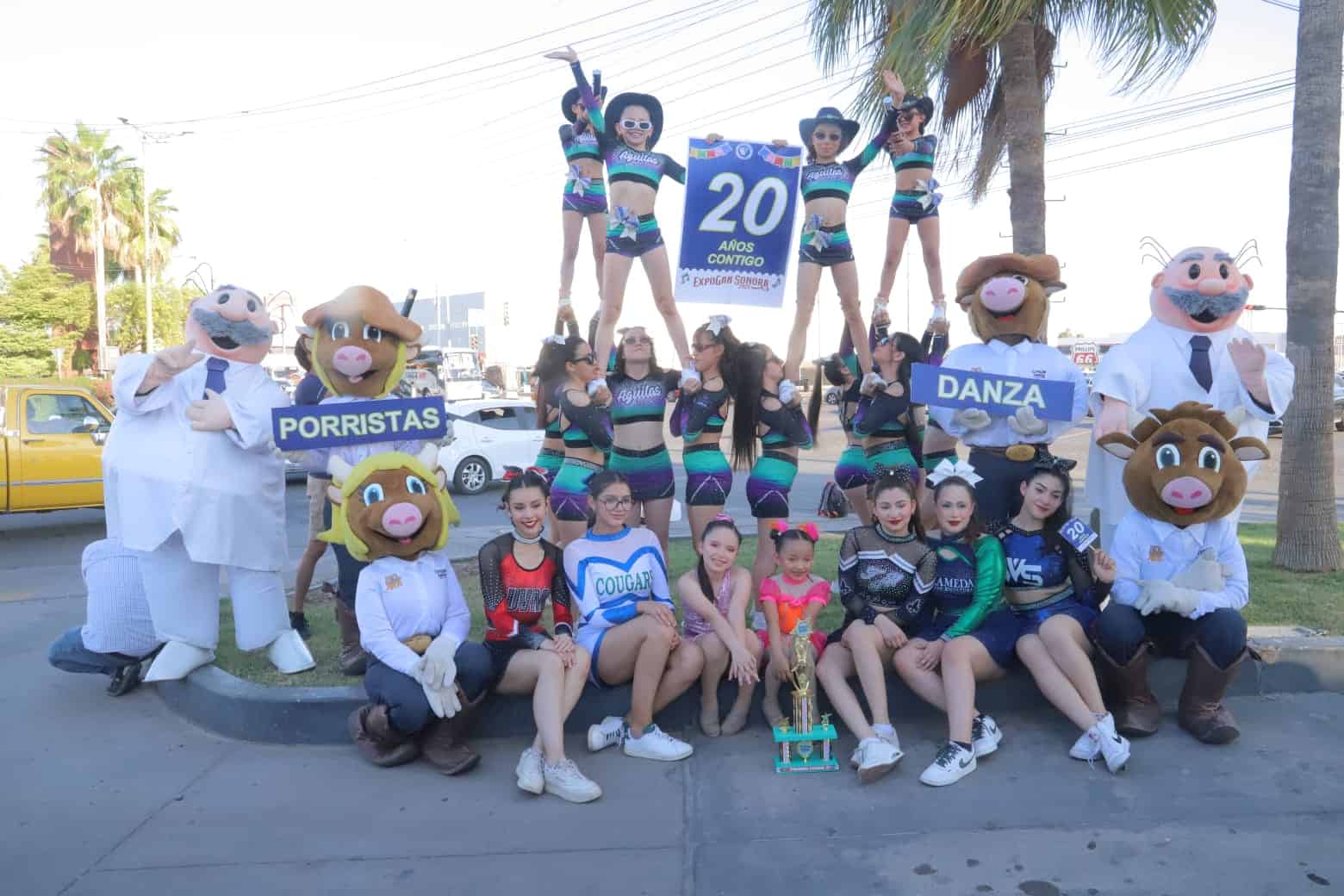 Porristas pegan calcas de la ExpoGan Sonora 2025 en Hermosillo