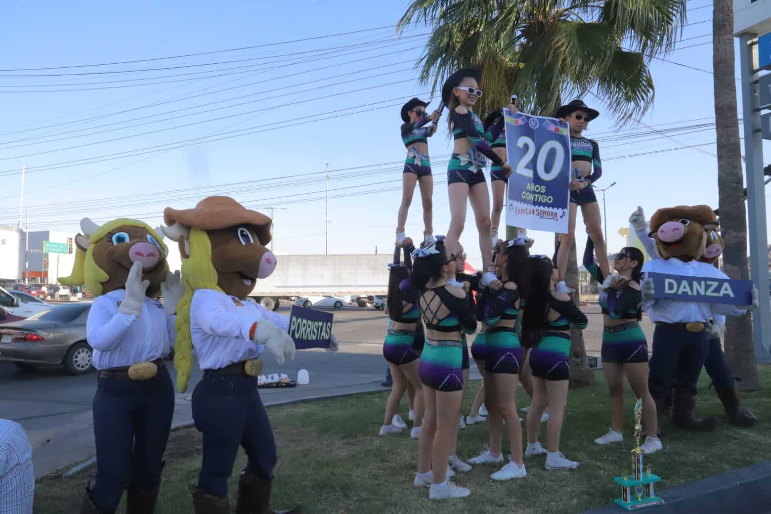 Porristas pegan calcas de la ExpoGan Sonora 2025 en Hermosillo