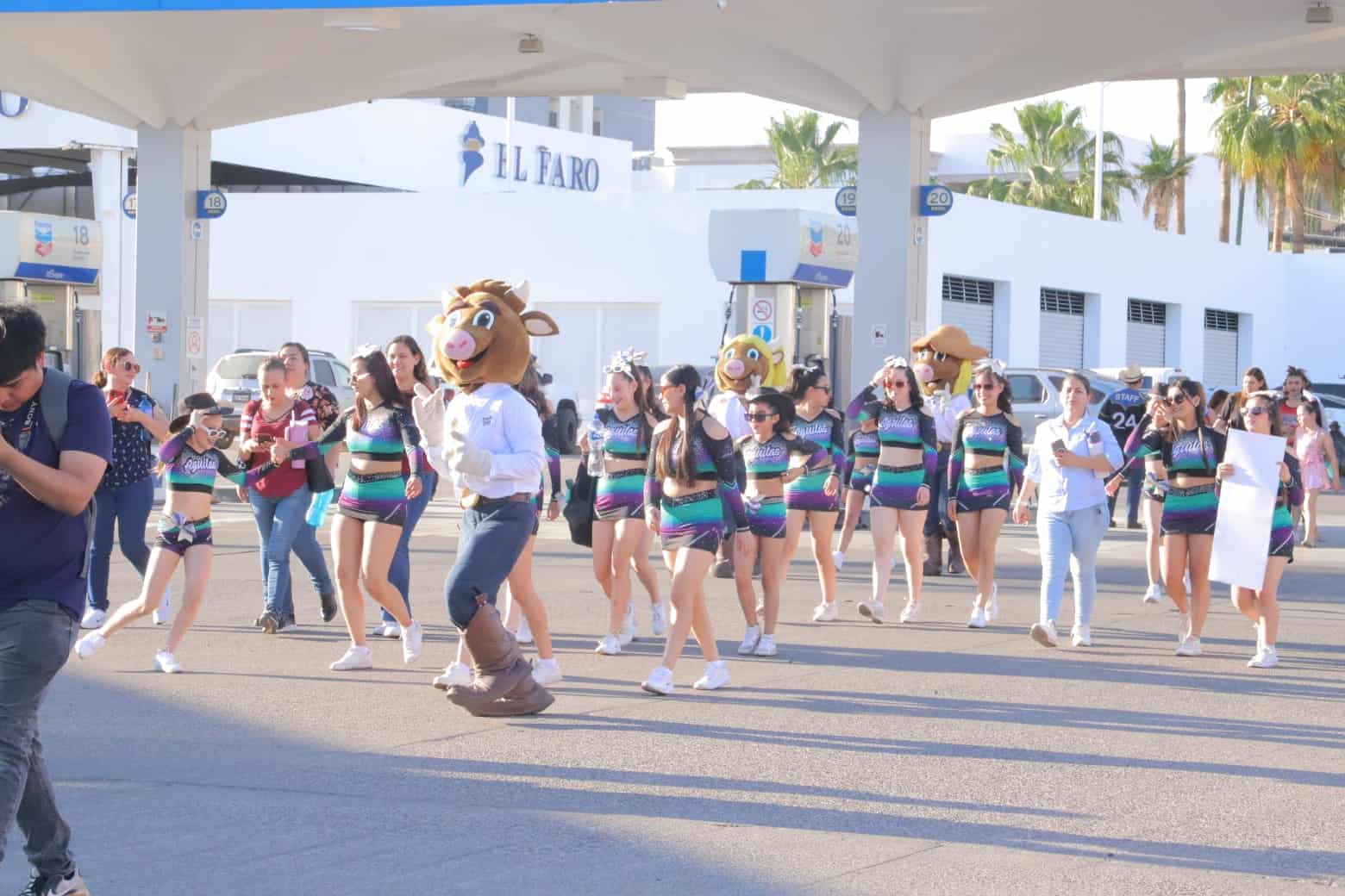 Porristas pegan calcas de la ExpoGan Sonora 2025 en Hermosillo