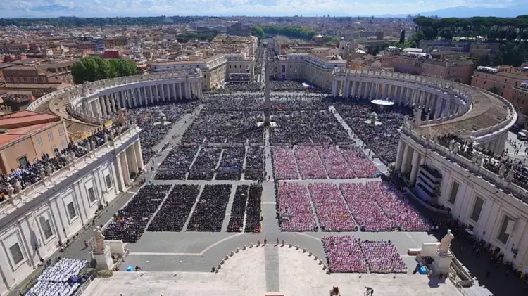 Unas 250 mil personas asistieron al funeral del papa Francisco en la plaza de San Pedro. (Especial)