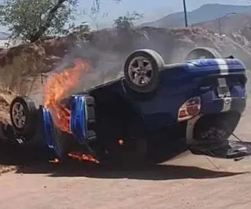 Vuelca vehículo y termina incendiado en Nogales
