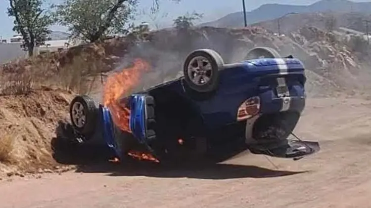 Auto se incendia en Nogales. (Foto: Cortesía / EXPRESO)