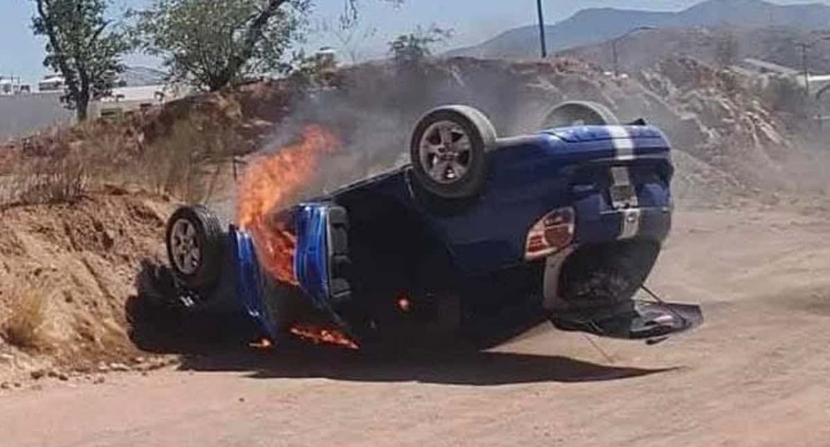 Vuelca vehículo y termina incendiado en Nogales
