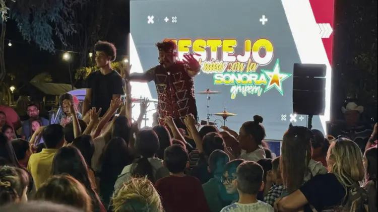 La Sonora Grupera festejó el Día del Niño en Obregón. (Foto: Adrián Cobos/EXPRESO)