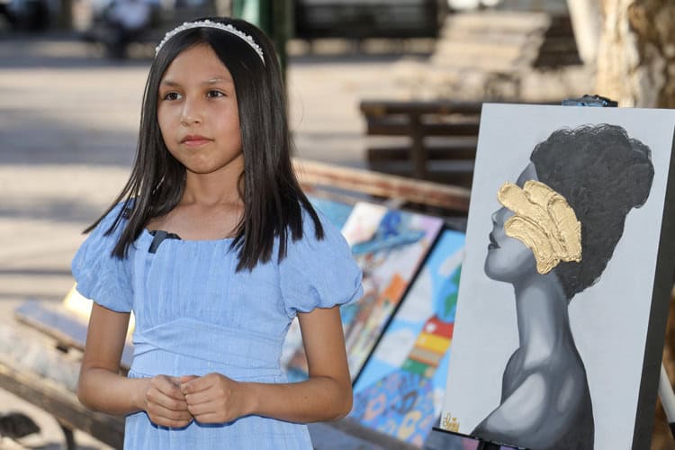 Sofía crea un mundo de sueños y colores a través del arte