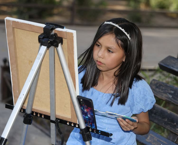 Sofía crea un mundo de sueños y colores a través del arte