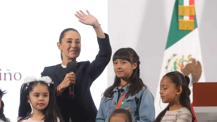 Sheinbaum destacó las becas a menores de edad estudiantes. (Foto: Agencia El Universal)