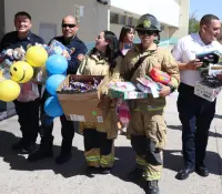Bomberos de Hermosillo llevan alegría a pacientes del HIES en el Día del Niño