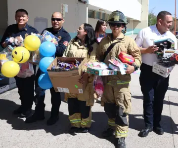 Bomberos de Hermosillo llevan alegría a pacientes del HIES en el Día del Niño