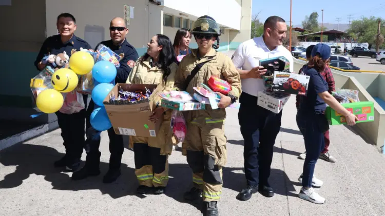 Los bomberos repartieron juguetes y sonrisas. (Foto: Ramón Munguía/EXPRESO)