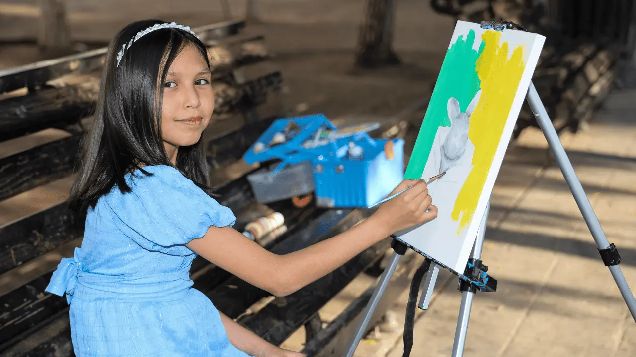 Sofía crea un mundo de sueños y colores a través del arte