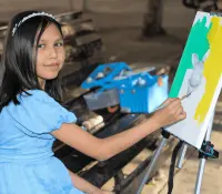 Sofía crea un mundo de sueños y colores a través del arte