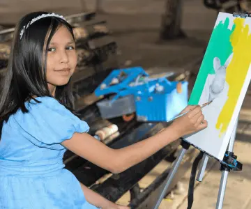 Sofía crea un mundo de sueños y colores a través del arte