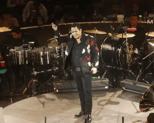 Inicia el Palenque ExpoGan con Julión Álvarez y una noche memorable