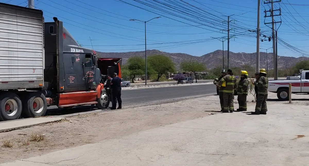 Bomberos atienden conato de incendio en tráiler