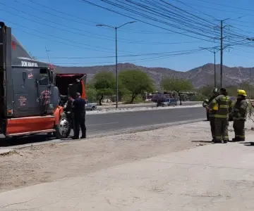 Bomberos atienden conato de incendio en tráiler