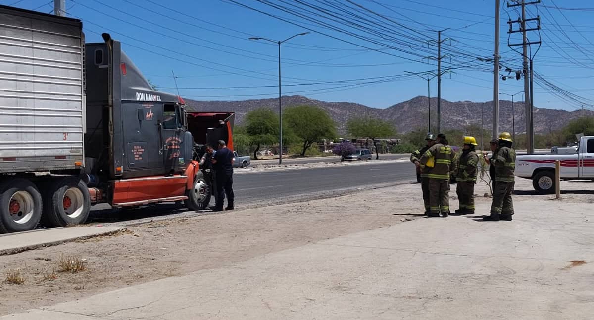 Bomberos atienden conato de incendio en tráiler