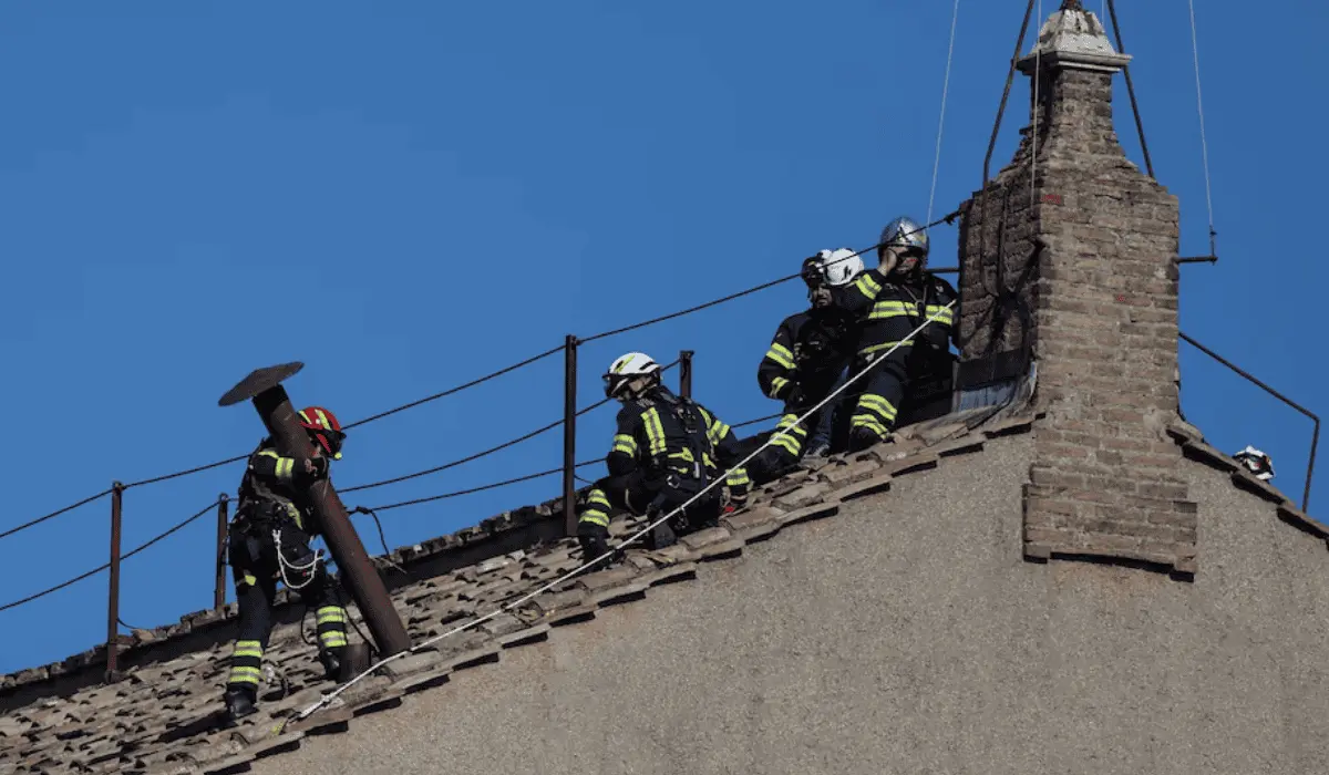 Instalan chimenea en la Capilla Sixtina para la elección del nuevo Papa