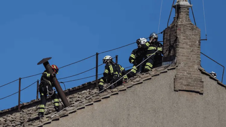 La chimenea cumple una función esencial en el ritual: señalar al público el resultado de cada votación.