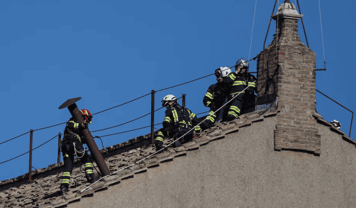 Instalan chimenea en la Capilla Sixtina para la elección del nuevo Papa
